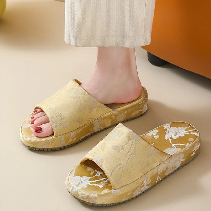 2026 Chinese Style Indoor Platform Slippers For Women Houuse Silk Shoes Flower Print Thick Sole Girls Daily Home Floor Slides
