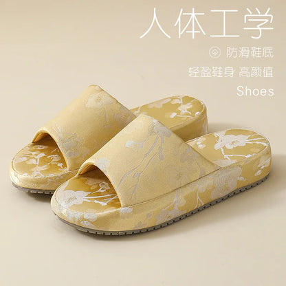 2026 Chinese Style Indoor Platform Slippers For Women Houuse Silk Shoes Flower Print Thick Sole Girls Daily Home Floor Slides