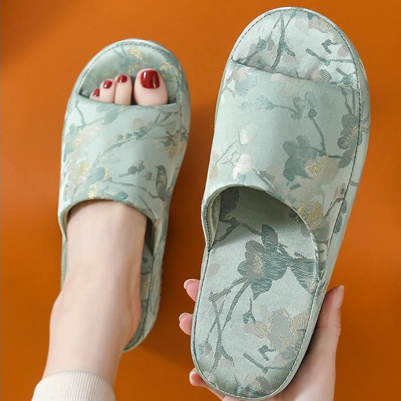 2026 Chinese Style Indoor Platform Slippers For Women Houuse Silk Shoes Flower Print Thick Sole Girls Daily Home Floor Slides