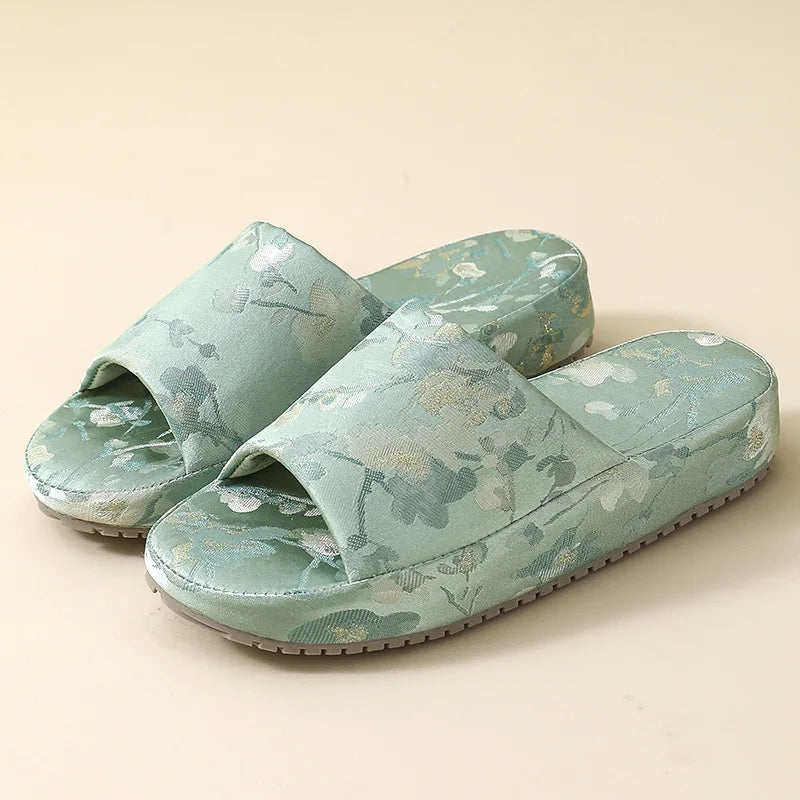 2026 Chinese Style Indoor Platform Slippers For Women Houuse Silk Shoes Flower Print Thick Sole Girls Daily Home Floor Slides