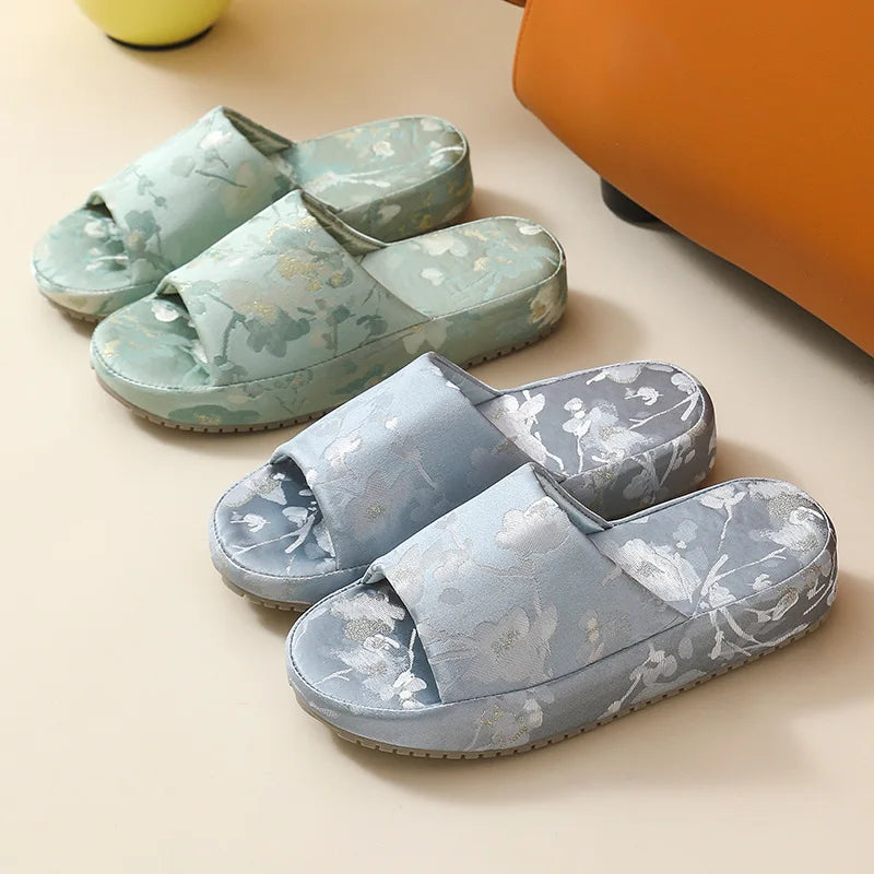 2026 Chinese Style Indoor Platform Slippers For Women Houuse Silk Shoes Flower Print Thick Sole Girls Daily Home Floor Slides