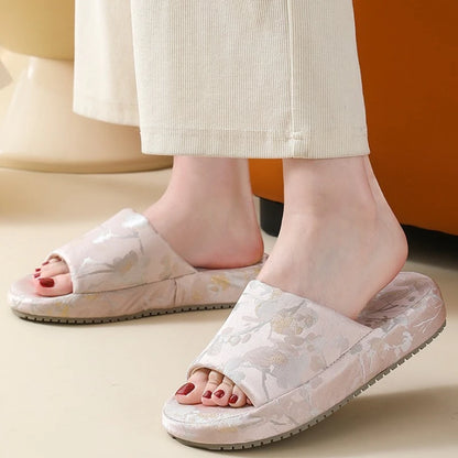 2026 Chinese Style Indoor Platform Slippers For Women Houuse Silk Shoes Flower Print Thick Sole Girls Daily Home Floor Slides